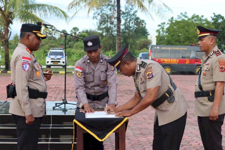 Kapolres Kupang  AKBP Rudy Junus Jacob Ledo menyaksikan penandatanganan berita acara oleh Kapolsek Sulamu saat serah terima jabatan di Mapolres Kupang 
