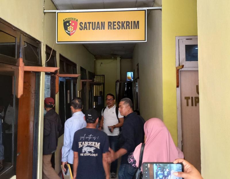 Haji Ramang Ishaka dan Muhamad Syair saat tiba di ruang penyidik Satreskrim Polres Manggarai Barat, Kamis (30/4/2026). 