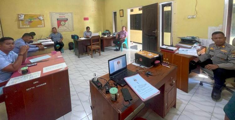Kapolsek Kota Raja AKP Leyfrids D. Mada dan penyidik saat melakukan gelar perkara penanganan kasus pidana 