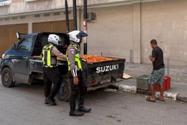 Anggota Satlantas Polresta Kupang Kota saat menertibkan pick up 