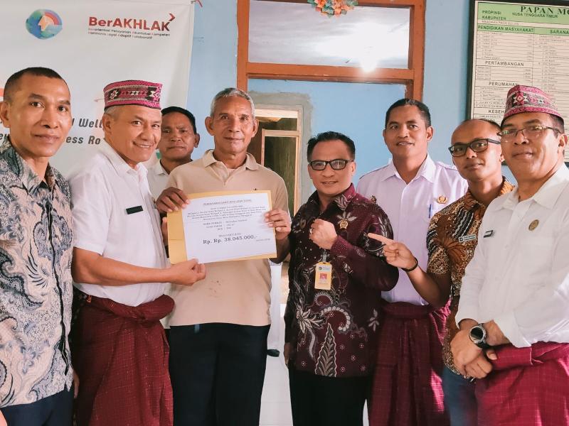 ​Penyerahan secara simbolis ganti rugi lahan proyek PLTP Ulumbu 5-6 kepada warga Desa Wewo, Manggarai, Kamis (30/4/2026). 