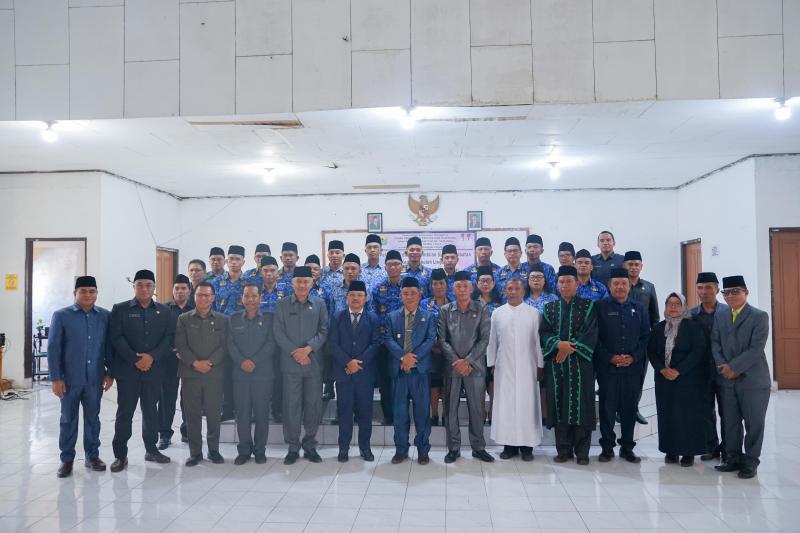 Wakil Bupati Manggarai, Fabianus Abu, berfoto bersama 19 Kepala SMP yang baru dilantik di Aula Dinas PPO Manggarai, Sabtu (2/5/2026). 