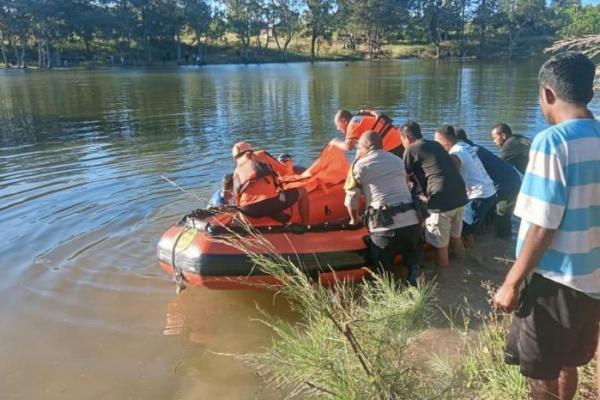 Tim SAR Gabungan saat mengevakuasi korban dari Cekdam di Kabupaten TTU 