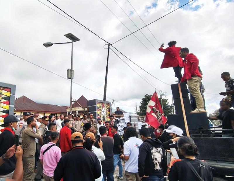 Massa GMNI dan aliansi mahasiswa serta masyarakat menyampaikan  