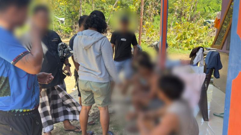 Petugas Satresnarkoba Polres Manggarai Barat mengamankan dua pemuda penyalahguna sabu di Labuan Bajo. 