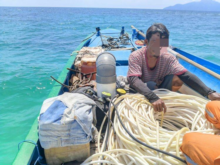 Aparat keamanan saat mengamankan kapal dan siput laut yang ditangkap secara ilegal di Perairan Flores 