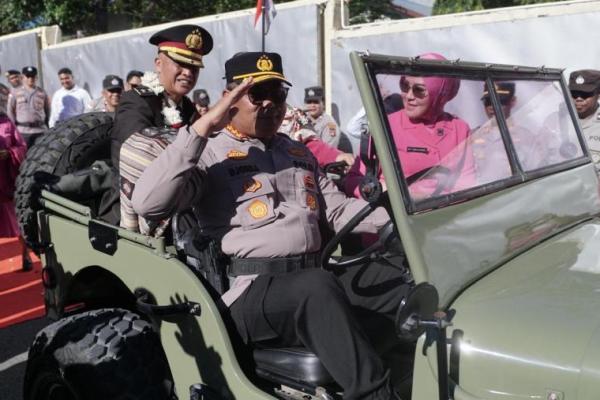 Kapolresta Kupang Kota, Kombes Pol Djoko Lestari didampingi Ketua Bhayangkari Cabang Kota Kupang, Tari Djoko Lestari mengendarai kendaraan mengantar anggota yang memasuki masa purna tugas 