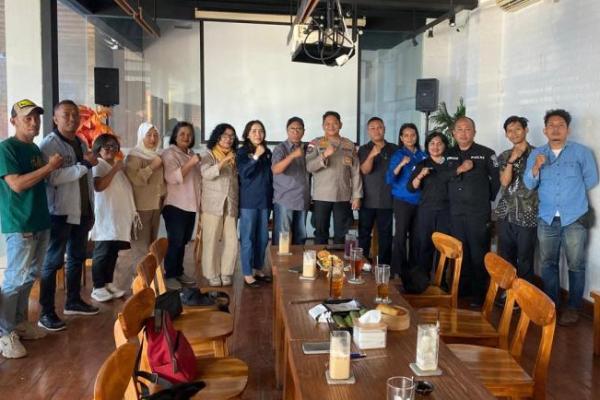 Peserta Diskusi bertajuk Jurnalisme dalam Kepungan Siber: Melawan Kekerasn dan Intimidasi Digital yang digelar AJI Kupang di Kedai Petir, Selasa (5/5/2026). 