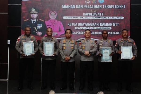 Kapolda NTT, Irjen Pol Rudi Darmoko memberikan penghargaan kepada empat orang anggota Brimob Polda NTT 