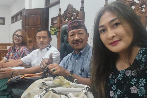 Tim kuasa hukum ahli waris Ibrahim Hanta saat mengawal kasus dugaan dokumen palsu lahan Keranga. 