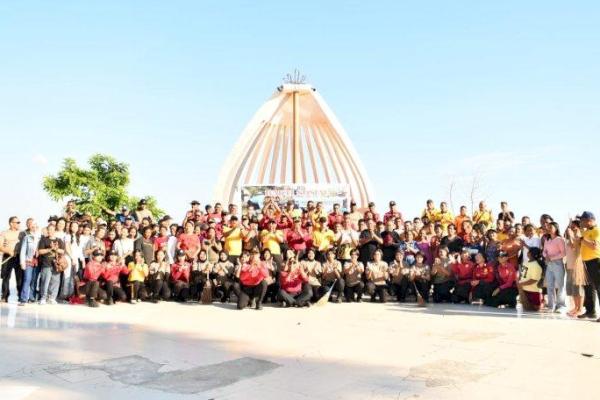 -Personel Polda Nusa Tenggara Timur dan masyarakat melakukan aksi bersih-bersih pantai dan lingkungan sekitar kawasan wisata., Jumat (8/5/2025). 