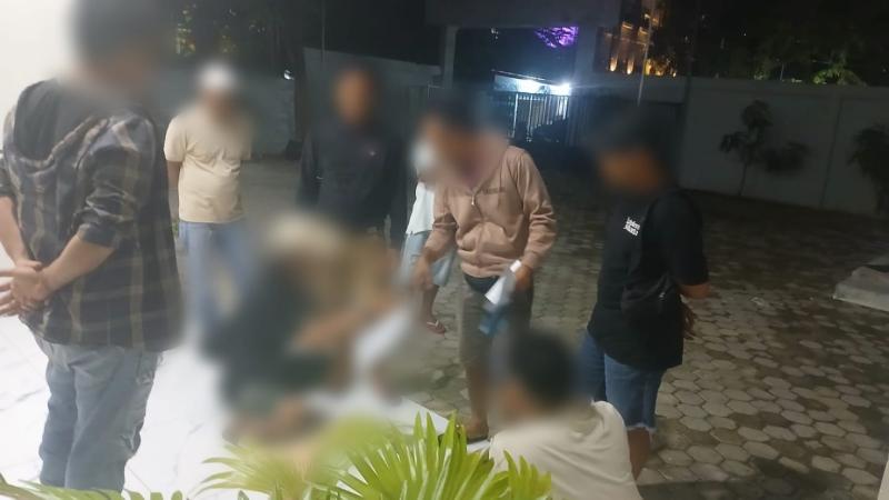 Proses penangkapan dan penggeledahan tersangka ADW oleh Satresnarkoba Polres Manggarai Barat di Labuan Bajo. 