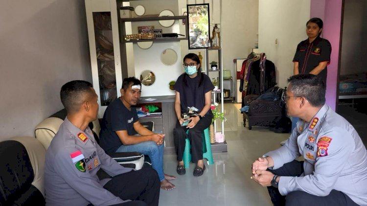 Kapolresta Kupang Kota Kombes Pol Djoko Lestari berbincang dengan anggota yang terluka saat mengamankan aksi unjuk rasa 
