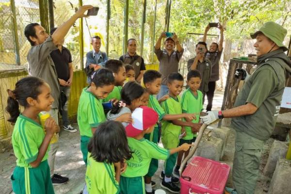  Siswa SDN Nefosaka Kupang saat  berkunjung ke KHDTK Oelsonbai, Jumat (8/5/2026) 