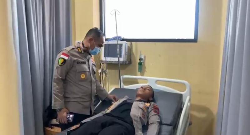 Kapolresta Kupang Kota Jenguk Anggota Terluka saat Demo di Rumah Sakit