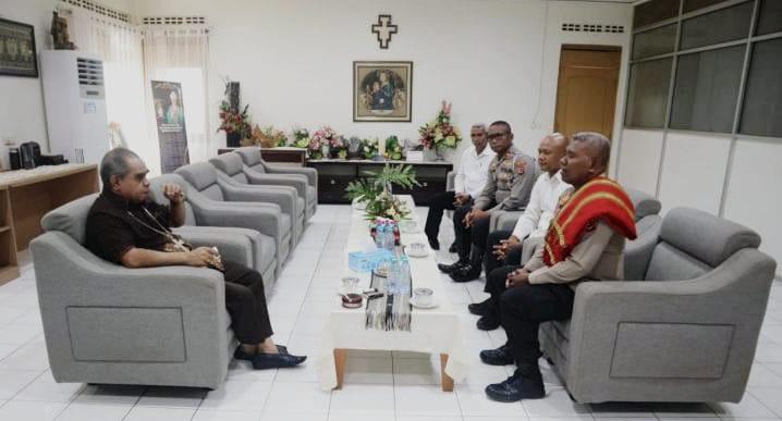 Uskup Agung Kupang  Mgr Hironimus Pakaenoni, Pr bergambar dengan Kapolres Kupang, AKBP Rudy Junus Jacob Ledo dan beberapa PJU Polres Kupang saat kunjungan silaturahmi, Senin (11/5/2026) 