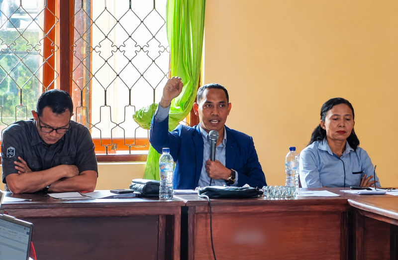 RDP Komisi C DPRD Manggarai bersama Dinas PUPR dan Forum Warga Paralando Peduli Air Bersih membahas rekomendasi audit proyek air bersih Desa Paralando, Jumat (8/5/2026). 
