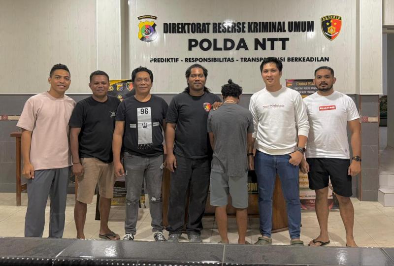 Musa, sopir truk yang merupakan pelaku tabrak lari di Kabupaten Rote Ndao usai diamankan polisi, Selasa (12/5/2026) 
