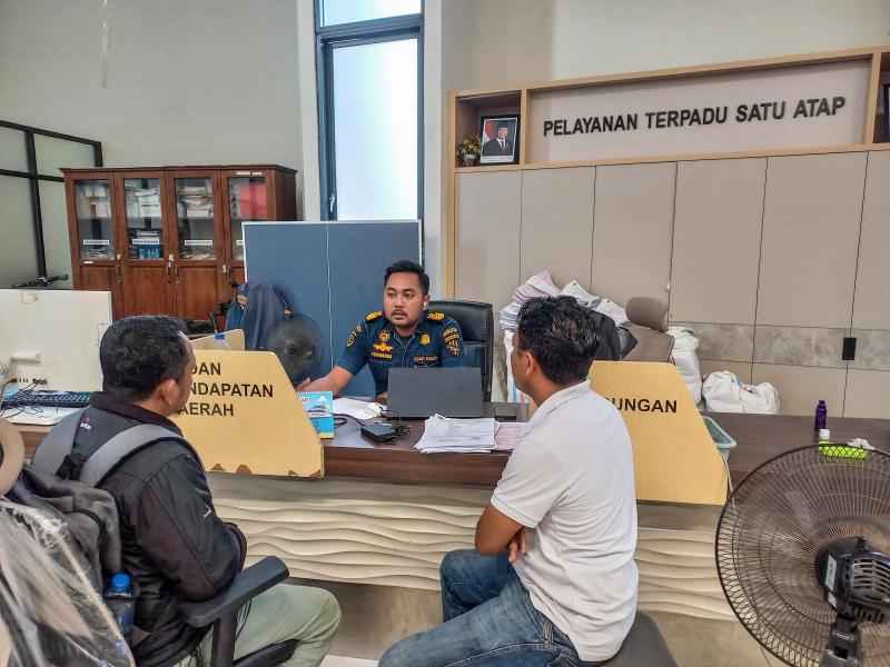 Jusmayadi mendatangi KSOP Labuan Bajo untuk meminta penghentian dokumen clearance Kapal Vhale terkait sengketa pembayaran kapal. 