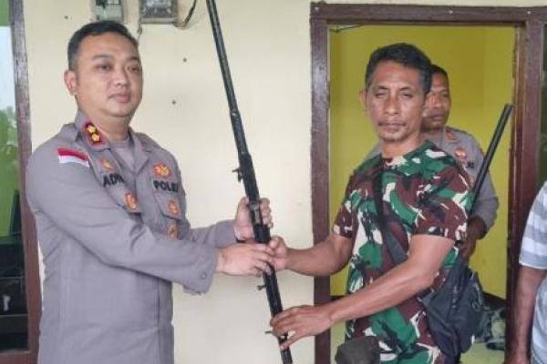  Puluhan pucuk Senpira diserahkan secara sukarela oleh warga ke Kapolres Flores Timur, Kamis (14/5/2026) 