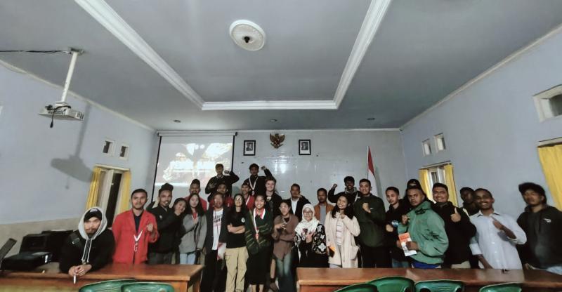 Suasana nonton bareng film dokumenter Pesta Babi dan diskusi publik mengenai PSN serta konflik agraria yang digelar GMNI dan GRD di Aula Dinas Kesehatan Kabupaten Manggarai, Sabtu (16/5/2026). 