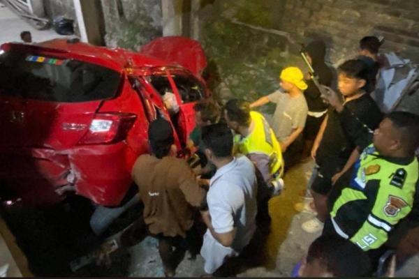 Mobil mengalami kerusakan berat pasca kecelakaan lalu lintas di Kota Kupang 