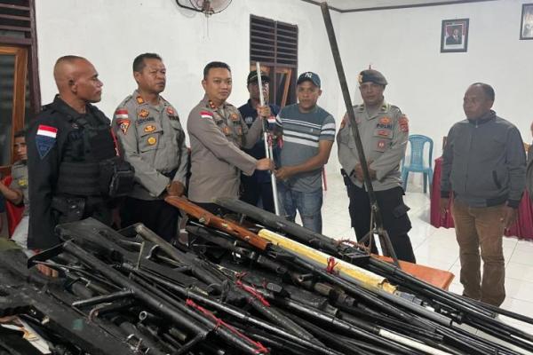 Puluhan pucuk senpira saat diserahkan ke Polres Flores Timur 