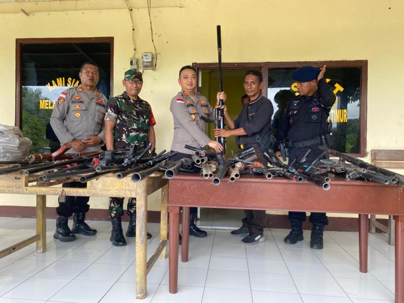 Penyerahan Senpira, Sajam dan amunisi oleh warga kepada Kapolres Flores Timur AKBP Adhitya Octorio Putra, 