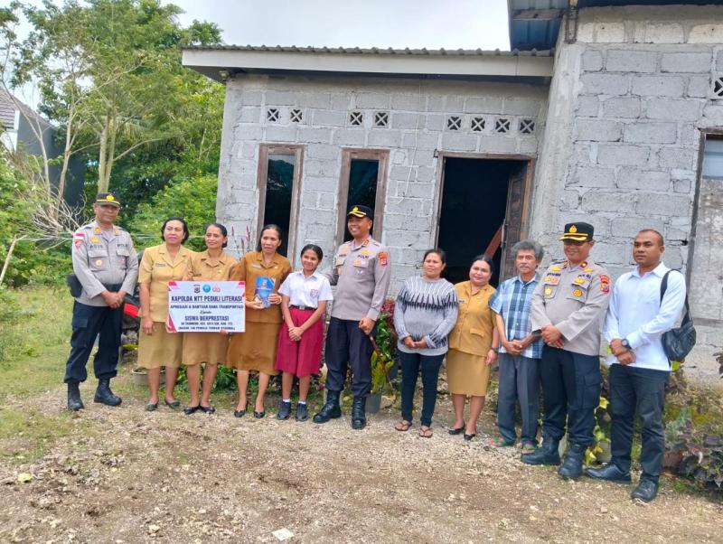 Kapolres TTS AKBP Hendra Dorizen saat menyalurkan bantuan transportasi dari Kapolda NTT Irjen Pol Dr Rudi Darmoko kepada siswa berprestasi di Kabupaten TTS, Selasa (19/5/2026). 