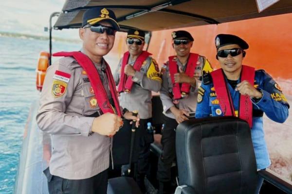  Kapolres Sumba Timur AKBP Dr. Gede Harimbawa dan KSOP Waingapu Dr. Fadly Afand Djafar saat melakukan patroli laut 