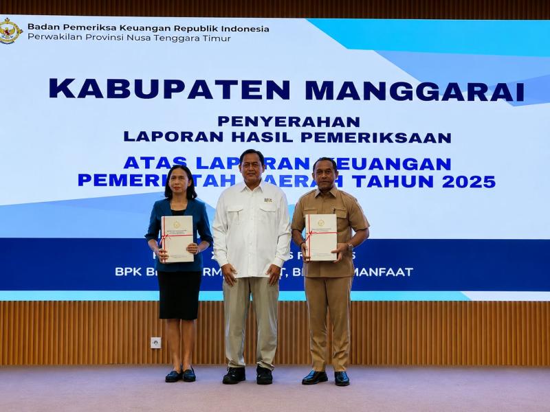 Bupati Manggarai, Herybertus G. L. Nabit (kanan) didampingi Wakil Ketua DPRD Manggarai, Agnes Menot (kiri) saat menerima LHP LKPD TA 2025 dengan opini WTP dari BPK RI Perwakilan NTT di Kupang, Selasa (26/5/2026). 