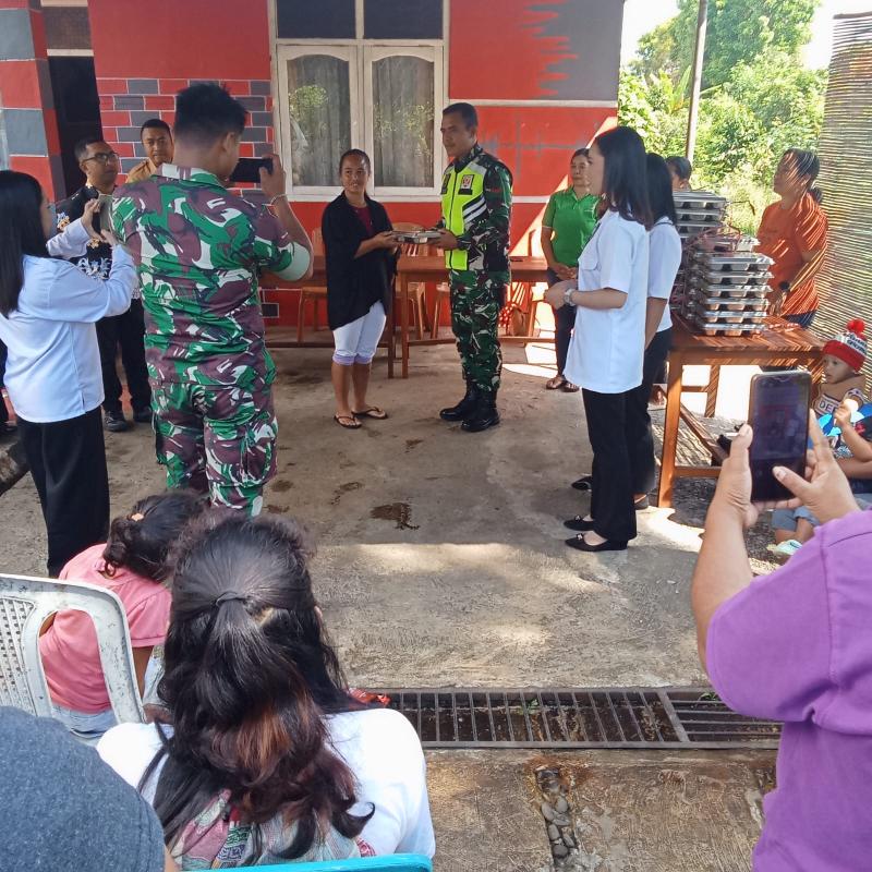Babinsa Koramil 1612-01/Ruteng, Kopda Steven, mendampingi peluncuran program pemberian makan bergizi gratis bagi kader Posyandu di Kelurahan Pitak, Kabupaten Manggarai. 