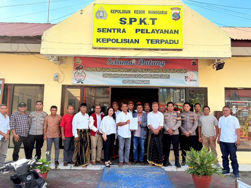 Bupati Manggarai Hery Nabit bersama istri, keluarga, dan kuasa hukum saat melaporkan dugaan fitnah ke SPKT Polres Manggarai, Rabu (27/5/2026). 