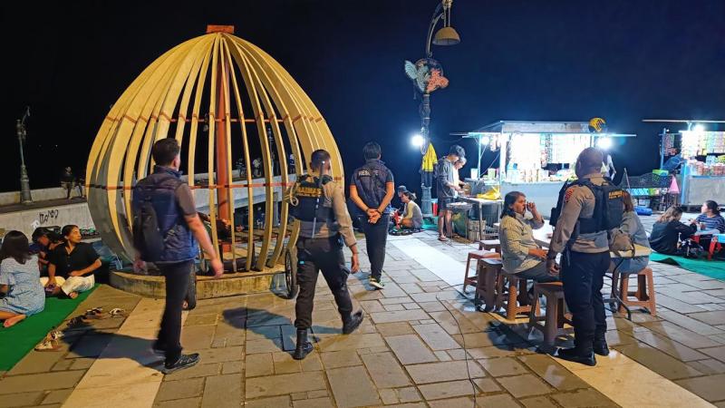  Tim Gabungan Polda NTT saat melalukan patroli di sepanjang Jalan Jenderal Soedirman hingga pantai Tedy`s Kupang 