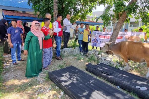 Penyerahan hewan kurban di SMA Negeri 3 Kupang 