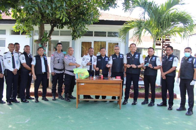 Petugas Lapas dan aparat kepolisian saat melakukan razia di blok Lapas 