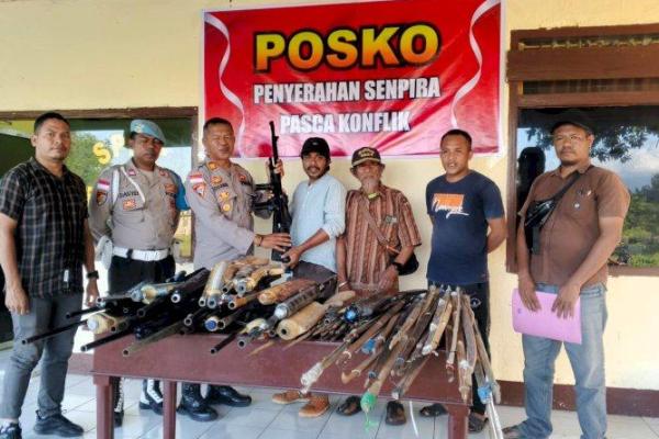 Kabag Ops Polres Flores TimurAKP Eduardus Nuru menerima penyerahan Senpira dan Sajam dari warga Adonara 