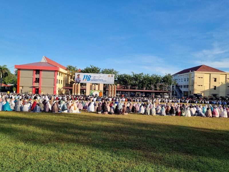Ribuan Warga Ikuti Sholat Idul Adha Di Lapangan Polda NTT, 49 Hewan Kurban Disembelih 