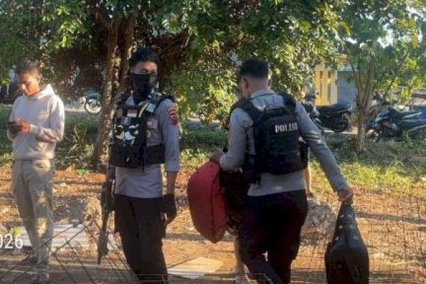 Anggota Sat Samapta Polresta Kupang Kota saat menggrebek lokasi judi sabung ayam di Kelurahan Fatukoa 