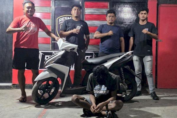 Pelaku dan barang bukti curian saat diamankan tim Resmob Polres Sumba Timur 