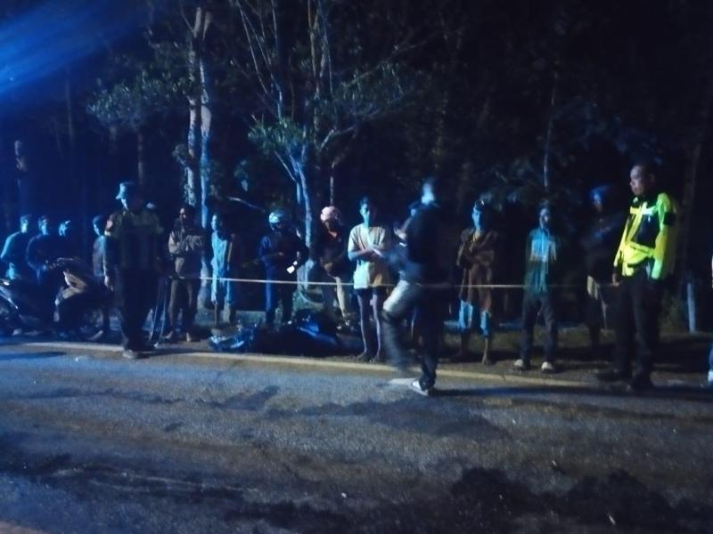 Lokasi kejadian kecelakaan yang menewaskan pengendara dan penumpang sepeda motor 