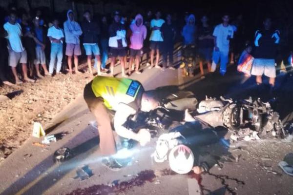 Polisi melakukan olah TKP di lokasi kecelakaan lalu lintas yang menewaskan dua pengendara sepeda motor 