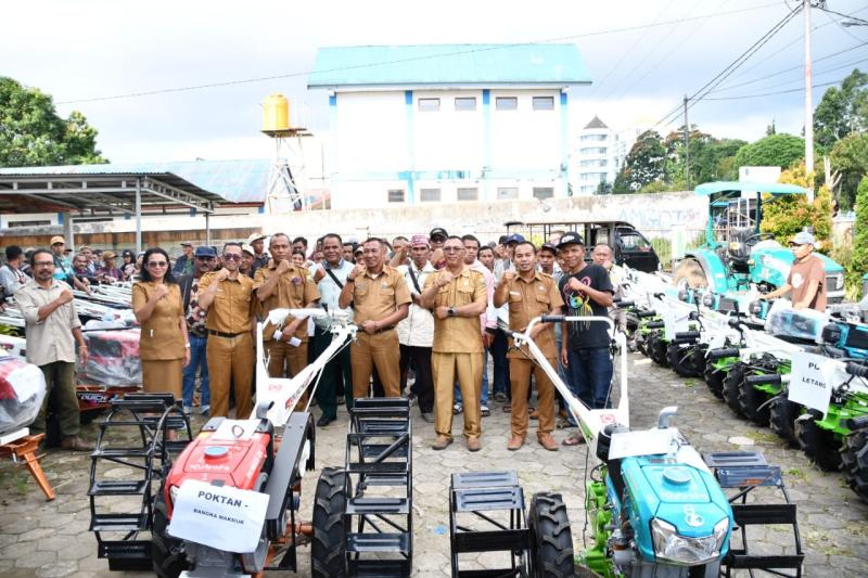 Pemkab Manggarai salurkan 51 unit alsintan kepada kelompok tani, Selasa (2/6/2026). 