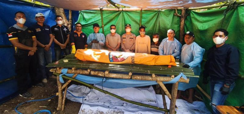 Tim Forensik dan aparat kepolisian saat melakukan otopsi 