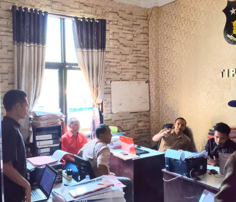 Bupati Manggarai, Herybertus Nabit, memenuhi panggilan pemeriksaan di Unit Tipiter Polres Manggarai terkait laporan dugaan pencemaran nama baik, Selasa (2/6/2026). 