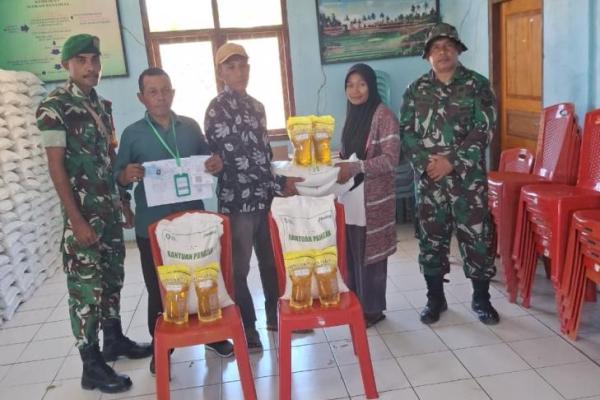 Babinsa Koramil 1612-04/Elar mendampingi penyaluran bantuan pangan di Desa Nampar Sepang, Selasa (2/6/2026). 