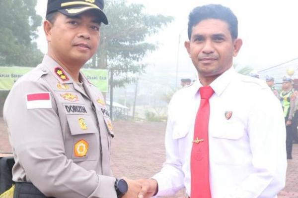 Kapolres TTS, AKBP Hendra Dorizen menyerahkan penghargaan kepada personil Satreskrim yang mengungkap kasus pembunuhan 