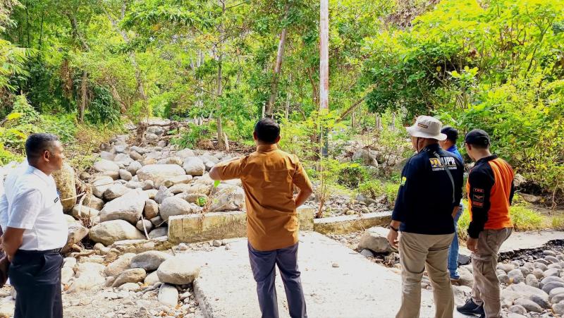 Bupati Manggarai, Herybertus Geradus Laju Nabit, meninjau lokasi jembatan dan sungai yang terdampak banjir di ruas jalan Nanga Ramut–Dintor, Kamis (4/6/2026). 