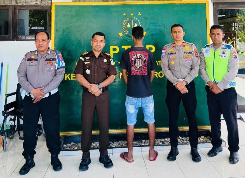 Penyidik Unit Gakkum Satlantas Polres Rote Ndao melimpahkan tersangka dan barang bukti kasus kecelakaan maut ke Kejaksaan Negeri Baa-Rote Ndao, Rabu (2/6/2026). 