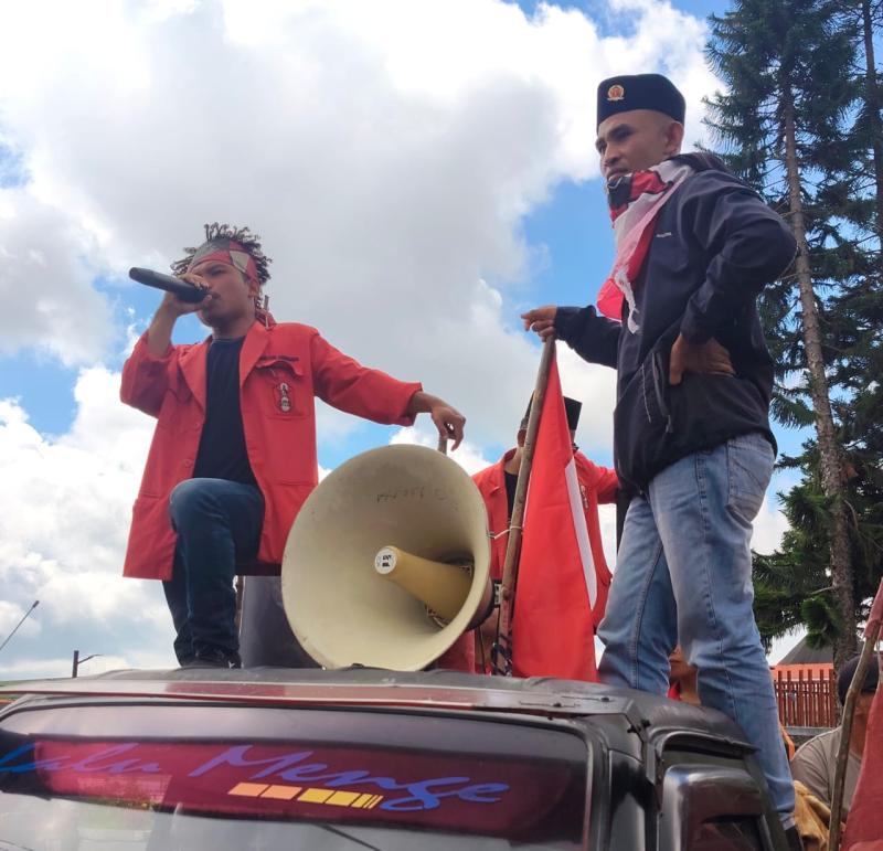 Demonstrasi GMNI dan GRD di Kantor Inspektorat Kabupaten Manggarai menuntut kejelasan audit proyek air bersih Desa Paralando, Kamis (4/6/2026). 